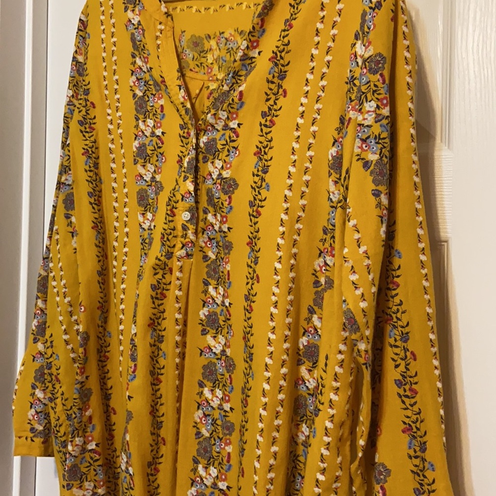 Summery lightweight yellow floral top 🌸🌼